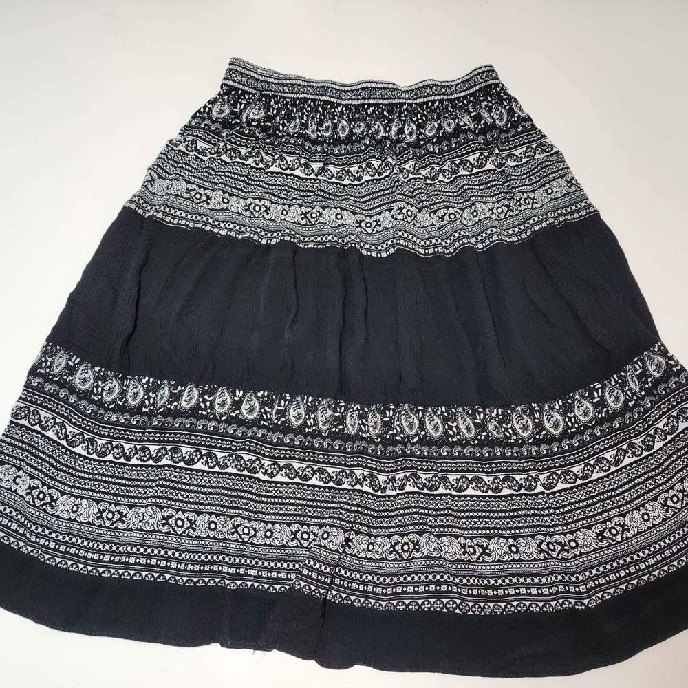 Girls Black and White Size XL A-Line Flowy Knee Lenght 23" Waist D. Shop Sakda